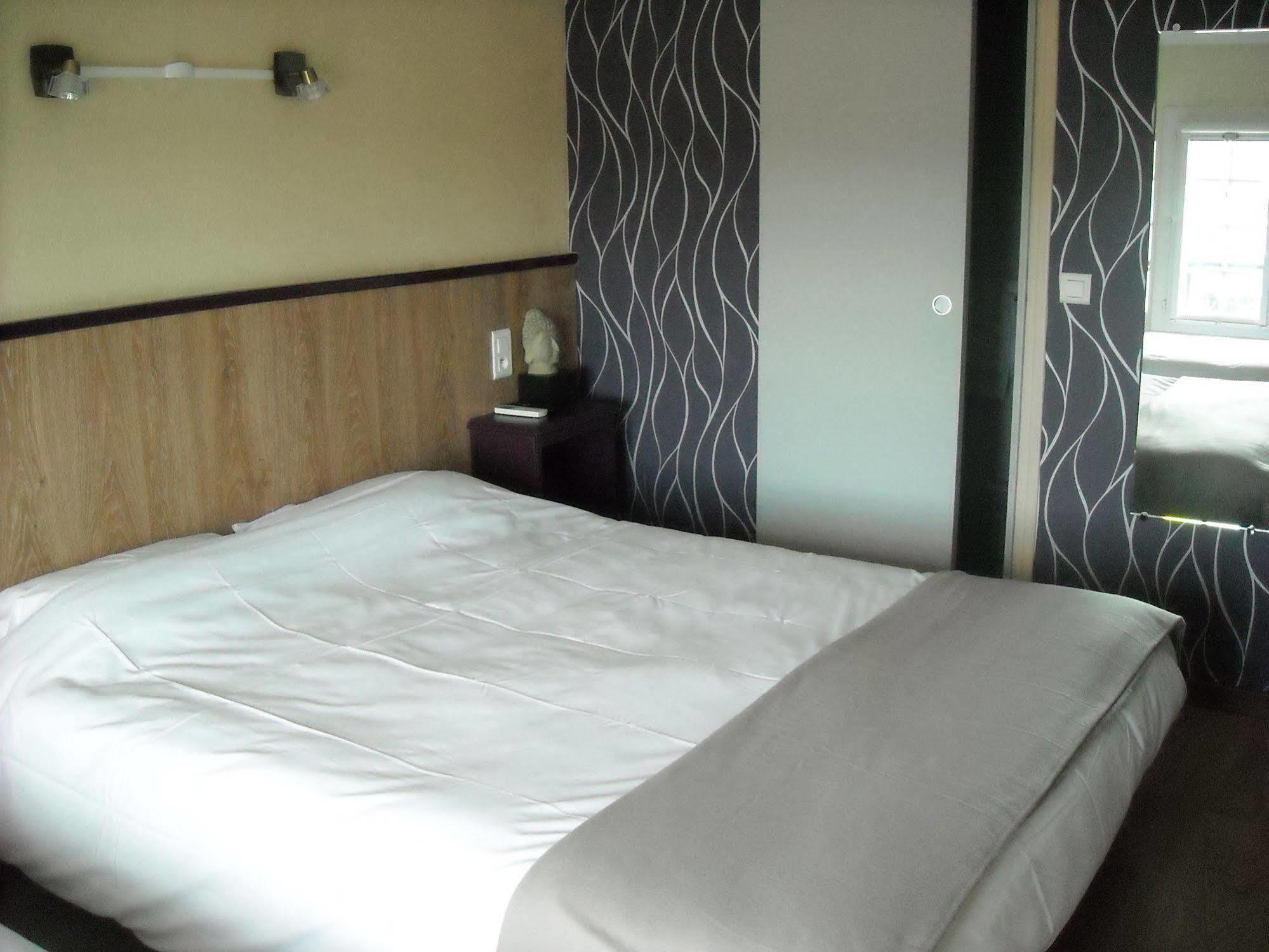 Saint-Hilaire-de-Brethmas Hotel Ecusson מראה חיצוני תמונה